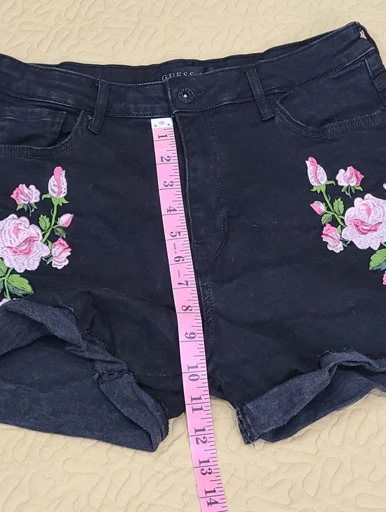 GUESS Rose embroidered hi rise cuffed denim jean shorts size 30 - Picture 9 of 10